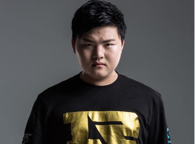 Generation Gaming 宣布 2025 赛季制服： Black 作为主色，配以 White 和黄色点缀在 Arms 上;